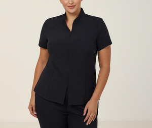 Túnica uniforme de manga corta para mujer, con logotipo personalizado al por mayor, con cremallera frontal y bolsillos, para servicios de belleza y cuidado. - Product Image 4
