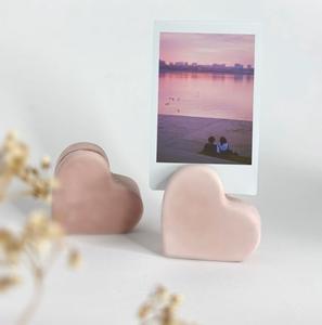 Portafotos de Resina con Forma de Corazón Moderno, Soporte Decorativo para Fotos de Escritorio, Lindo Soporte de Mesa para Notas, para el Hogar y la Oficina - Product Image 1