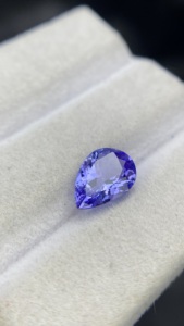 Pierre de Tanzanite naturelle certifiée super attrayante, taille poire, avec une couleur et un lustre excellents, Zoisite naturelle 1,94 carat, clarté éclatante - Product Image 3