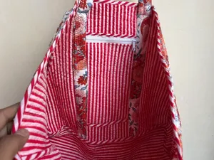 Sac fourre-tout matelassé à fleurs bleues réversibles en coton imprimé à la main sacs fourre-tout pour femmes - Product Image 5
