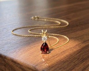 Collier pendentif goutte d'eau grenat rouge fait main en platine avec placage or 14 carats, bijou de luxe protecteur et apaisant, cadeau pour femme - Product Image 4