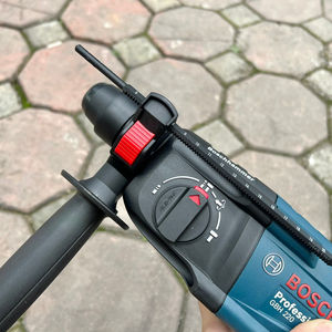 Martillo perforador rotatorio profesional GBH 220 con tecnología SDS-plus, solución compacta ideal para principiantes en perforación y taladrado. - Product Image 3