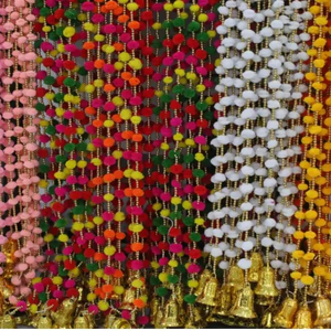 Toran suspendu à la porte avec pompons artificiels et perles dorées pour la décoration de la maison, artisanat indien traditionnel, décoration murale festive - Product Image 1