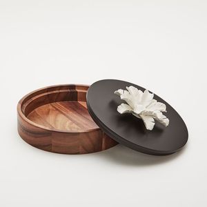 Boîte de service en bois haut de gamme pour chocolats avec couvercle foncé et motif floral blanc sculpté – Rangement élégant et moderne pour bonbons - Product Image 1