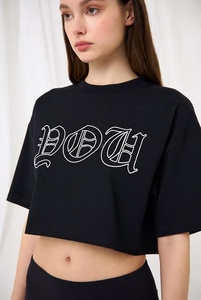 เสื้อยืดครอปท็อปสีดำสำหรับผู้หญิง คอกลม แขนสั้น พิมพ์ลายโลโก้ สไตล์ลำลอง ผ้าฝ้ายเจอร์ซีย์ 100% ระบายอากาศได้ดี ใส่ได้ทุกฤดู - Product Image 4