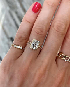 Anillo de compromiso de moissanita de corte esmeralda solitario chapado en oro de 14 quilates Ajuste de bisel Diamante Boda o regalo de aniversario para ella - Product Image 2