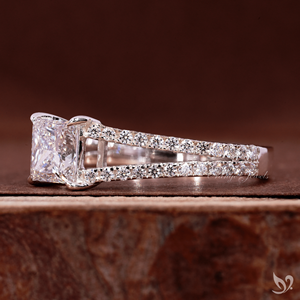 แหวนแต่งงานเพชรเพาะเลี้ยงทรงเจ้าหญิง 1 กะรัต ฝังเพชรแบบสปลิตพาเว่ ทองคำขาว 10K รับรองโดย IGI - Product Image 2
