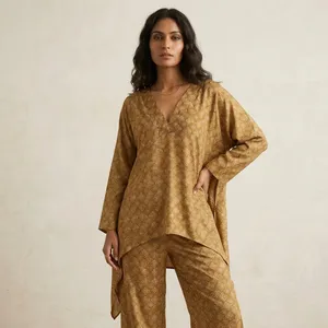 Conjunto de 2 piezas con estampado geométrico color mostaza para mujer, cuello en V, manga larga, corte holgado, estilo bohemio informal, pantalones largos y top - Product Image 1