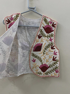 Chaleco corto transpirable hecho a mano para mujer de Nitin Exports, con bordado Suzani, cuentas, estilo bohemio, floral, de algodón, con cuello en V y cintura única. - Product Image 3