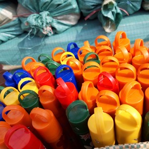 Balai en plastique écologique coloré avec manche en bois et poils rigides pour une utilisation à la maison et en extérieur - Product Image 3