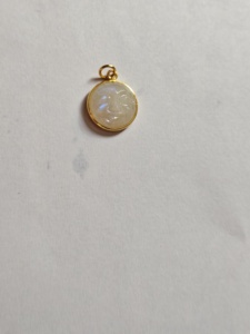 Collier pendentif rond en pierre de lune arc-en-ciel faite à la main, avec breloque en laiton plaqué or, fournisseur de bijoux en gros - Product Image 3