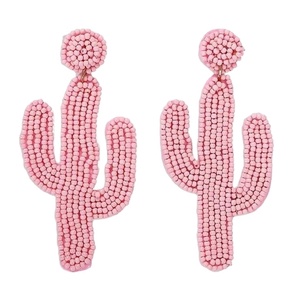 Boucle d'oreille élégante en cactus rose avec broderie perlée faite à la main avec un design de perles de rocaille fantaisie et un style tendance d'Inde - Product Image 1