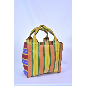 Mini sac fourre-tout en nylon recyclé écologique personnalisé, conception à rayures, logo imprimé, fermeture à glissière portable pour le voyage ou la plage - Product Image 4