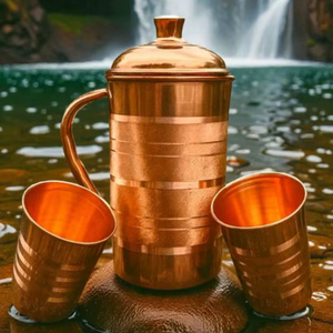 Ensemble de carafes en cuivre pour une pose stable sur surface, design pour servir l'eau, ensemble métallique avec verres, durable, réutilisable, cuisine, salle à manger - Product Image 1