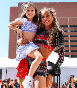 Vente en gros d'uniformes de pom-pom girl personnalisés Top et shorts avec strass personnalisés imprimés Performance Wear - Product Image 3