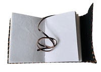 Carnet de notes artisanal en cuir marron à feuilles mobiles, avec fermoir vintage 2 pierres, couverture gaufrée, papier à bords festonnés, journal de voyage