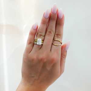 Bague de fiançailles en or massif 14 carats avec émeraude taille émeraude de 4 carats, diamant de laboratoire serti à griffes, texture moderne et minimaliste, pour demande en mariage - Product Image 2