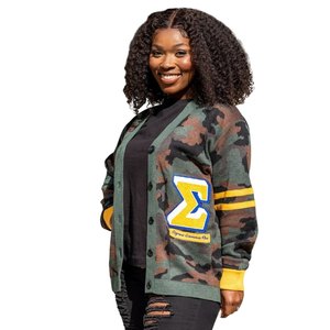 Cárdigan de Camuflaje Sigma Gamma Rho para Mujer, Suéter con Botones, Chenilla, Letras Griegas, Rayas Azules y Doradas en las Mangas, Estilo Casual - Product Image 1