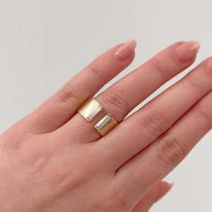 Anillos de boda de oro macizo de 14K y 18K personalizados con diamantes de laboratorio talla baguette, engaste de bisel, 10mm de ancho, anillos llamativos tipo cigarro con espacio abierto, venta al por mayor - Product Image 2