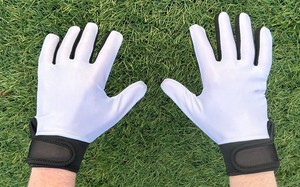 Gants de football en cuir synthétique respirant, design et logo personnalisables, pour la protection sportive en extérieur à prix abordable - Product Image 4