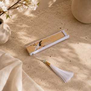 Abanico Plegable de Bambú Hecho a Mano con Diseño de Grulla, Borla Blanca Pintada Moderna, Artículo de Colección Artístico - Product Image 4
