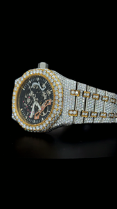 Reloj de Diamantes Personalizado de Dos Tonos, Dorado y Blanco, Completamente Cubierto de Diamantes Moissanite Redondos, con Esfera de Fecha y Esqueleto, para Hombre - Product Image 3