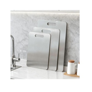 Planche à découper en métal durable, écologique et au design moderne, utilisée en cuisine - Product Image 5