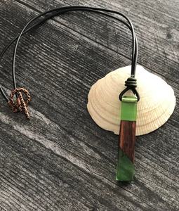 Collier pendentif en bois naturel et résine, bijou artisanal personnalisé en bois et résine - Product Image 1