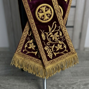 Faja Masónica Bordada en Terciopelo Borgoña con Hilo Dorado, Triple Tau y Corona, Insignia Personalizada para Vestimenta de Arquimago - Product Image 5