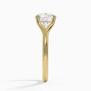 Bague de fiançailles solitaire en moissanite ronde de luxe en or rose - Product Image 2