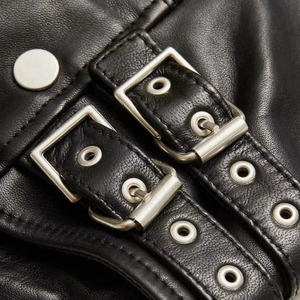 Chaqueta de cuero negra clásica para mujer de primera calidad, estilo motero, corte ajustado, con cremallera, estilo urbano, chaqueta de cuero con logotipo personalizado. - Product Image 4