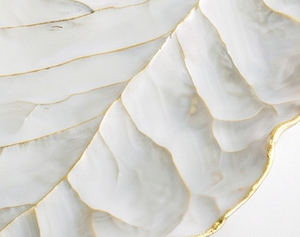 Tazón de cerámica premium en forma de hoja, hecho a mano, diseño minimalista, blanco con borde dorado, vajilla para regalo. - Product Image 2