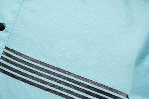 เสื้อโปโลแขนสั้นสีฟ้าอ่อนสำหรับผู้ชาย ลายทางสีดำ - Product Image 6