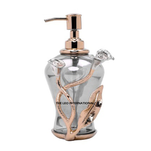 Dispensador de Jabón con Diseño Único de Flor de Calla en Acero Inoxidable y Cristal Transparente, Bañado en Oro Rosa - Product Image 1