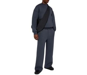 Ensemble de survêtement homme noir personnalisé avec logo, sweat-shirt col rond oversize et pantalon de jogging coupe ample - Product Image 6