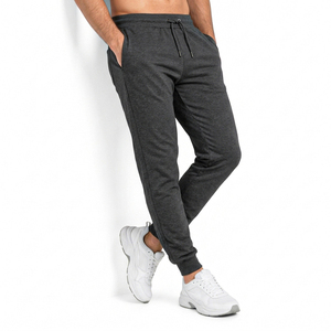 Pantalones deportivos de hombre, color gris oscuro, cintura elástica, con cordón ajustable y bolsillos laterales, estilo casual para otoño e invierno. - Product Image 4