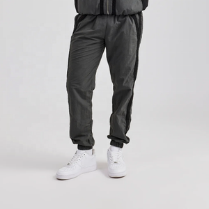 Conjunto de Chándal Cortavientos Personalizado, Chaqueta Ligera con Cierre y Pantalones Jogger, Ropa Deportiva de Dos Piezas Personalizada al por Mayor - Product Image 6