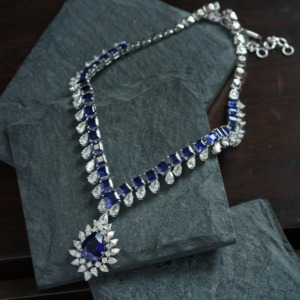 Collier élégant pour femme avec pendentif saphir, perles en cristal taille poire et taille radiant, chaîne en argent 925 et moissanite - Product Image 3