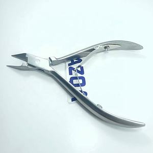 กรรไกรตัดเล็บสแตนเลสคุณภาพสูง ปลายแหลม สำหรับเล็บมือและเล็บเท้า พร้อมใบมีดคมสำหรับการตัดแต่งอย่างเรียบเนียน - Product Image 3