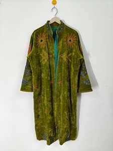 เสื้อคลุมยาวพิมพ์ลายดอกไม้และนกแบบซูซานี สีเขียว พร้อมเชือกผูก ปิดด้วยเชือกผูก ผลิตจากผ้าฝ้าย 100% - Product Image 6