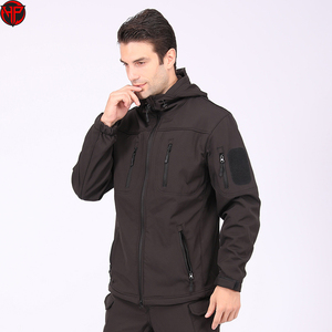 เสื้อแจ็คเก็ตผู้ชายแบบยุทธวิธี ผ้า softshell กันน้ำ กันลม มีฮู้ด เหมาะสำหรับกิจกรรมกลางแจ้ง ล่าสัตว์ มีกระเป๋าหลายช่อง ใช้เป็นชุดทำงานได้ - Product Image 3