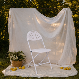 Silla Plegable Blanca de Plástico Moderna, Ligera, Portátil y Cómoda con Respaldo Ventilado para Comer al Aire Libre - Product Image 1