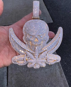 Colgante Personalizado de Espadas con Calaveras Heladas |   Collar de Moissanita Chapado en Oro Rosa, Estilo Hip Hop Cristiano, Joyería Urbana Brillante para Hombre - Product Image 3