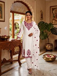 Conjunto de Salwar Kameez de Algodón Blanco de Lujo con Bordado Floral Maroon, Kurti Recto Estilo Punjabi Indio, Pantalón Elástico Talla XL - Product Image 3