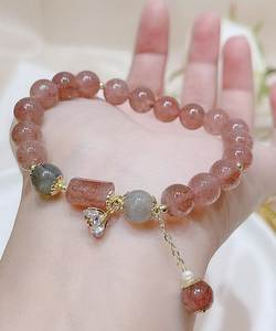Bracelet en résine haut de gamme fait main au design élégant et contemporain, bijoux de mode pour femme, idéal pour les occasions décontractées, le bureau et les soirées - Product Image 1