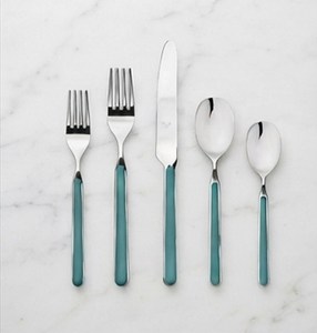 Ensemble de couverts minimalistes avec poignées turquoise, finition miroir haute brillance, compatibles lave-vaisselle, couverts en métal pour mariage et dîner. - Product Image 1