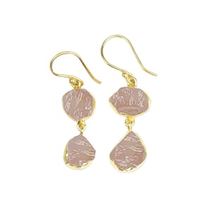 Boucles d'oreilles pendantes en quartz rose brut |   Bijoux faits à la main en argent 925 plaqué or - Product Image 1