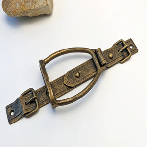 Sonnette de porte en or en forme d'étrier, cadeau pour équestres et amoureux des chevaux, sonnette de porte en métal, sonnette de porte rustique en laiton. - Product Image 1