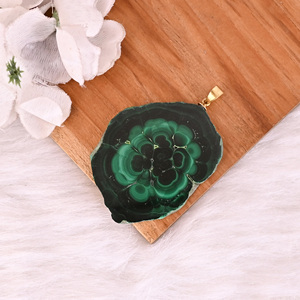 Colgante de Piedra Verde Única de Malaquita Natural en Forma de Estalactita, Chapado en Oro de Latón, 25.9 g - Product Image 3