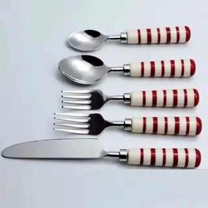 Ensemble de cuillères à manche en résine durable, couverts en acier inoxydable pour la cuisine, la table à manger, la maison et les hôtels par Madiha Art And Crafts - Product Image 2